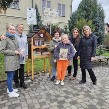 Przedbórz stawia na czytelnictwo – nowe budki z książkami dostępne dla mieszkańców