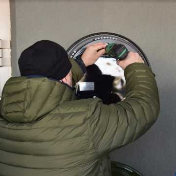 Przy Urzędzie Miasta w Radomsku zamontowano defibrylator