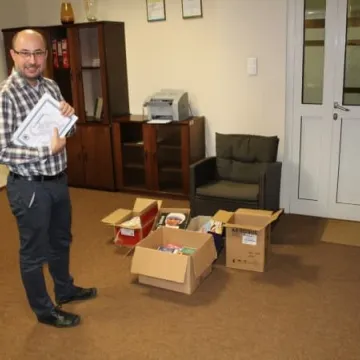 Elektryk obdarowuje szpital