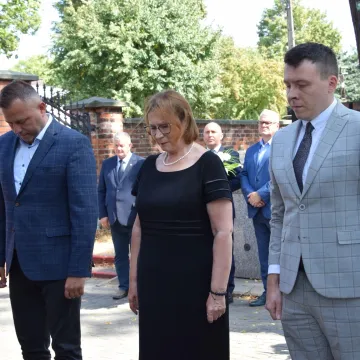 Kwiaty i zaduma w 86. rocznicę wybuchu wojny