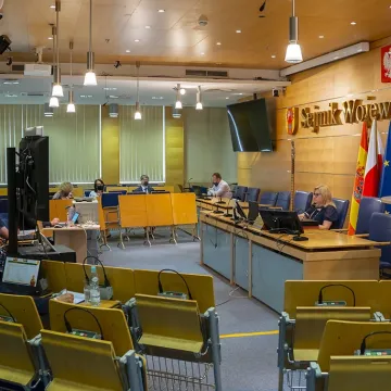 Zarząd województwa łódzkiego z wotum zaufania i absolutorium