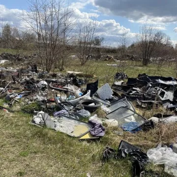 Gm. Gomunice: składowisko odpadów „wyrosło” nieopodal lasu