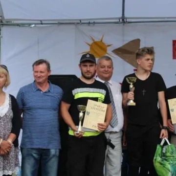 Niedośpielin z pucharem wójta