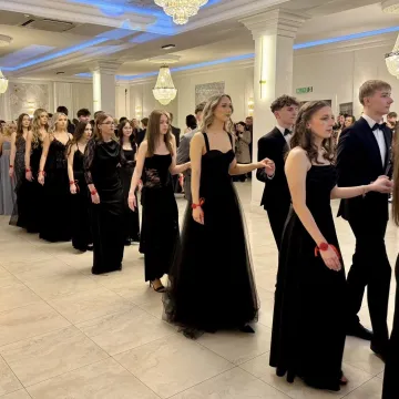 Odliczanie do matury rozpoczęło się eleganckim balem w LO Przedborzu