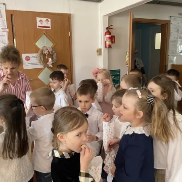 Zajączek ukrył się w PP nr 5 w Radomsku. Dzieci ruszyły na poszukiwania