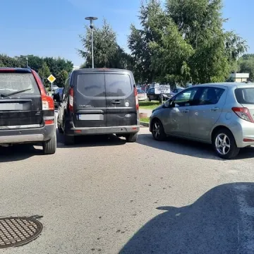 Bezmyślne parkowanie na terenie szpitala w Radomsku