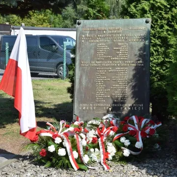 Kwiaty i zaduma w 86. rocznicę wybuchu wojny