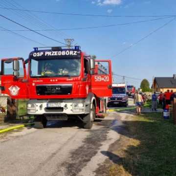 Pożar domu w miejscowości Zuzowy. Mężczyzna doznał oparzeń rąk