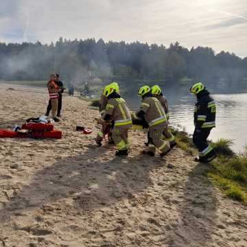 Strażackie manewry przy zalewie w Zakrzówku Szlacheckim