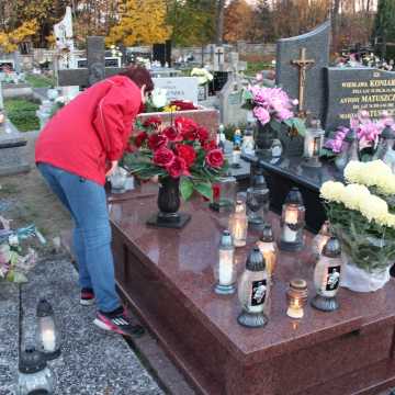 Kamieńsk: Ruch na cmentarzu w przeddzień Wszystkich Świętych