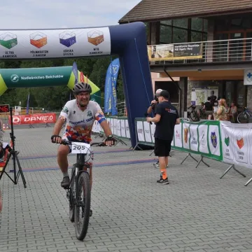 Sportowy weekend na Górze Kamieńsk. Kilkuset zawodników na starcie MTB