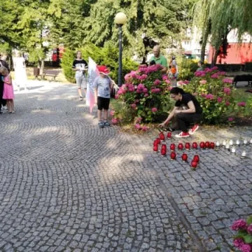 Ku czci powstańcom. Młodzież Wszechpolska i Ruch Narodowy ułożyli kotwicę