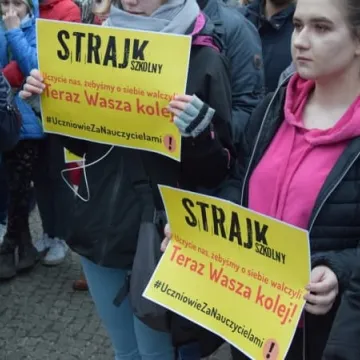 Wiec poparcia dla strajkujących nauczycieli w Radomsku
