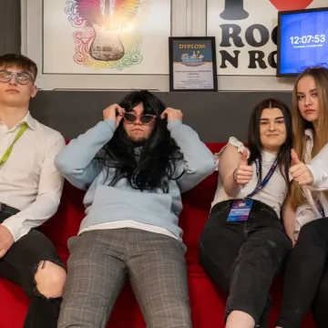 Elektryk kusił ósmoklasistów