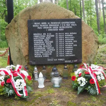 W Bąkowej Górze upamiętniono 77. rocznicę mordu żołnierzy KWP