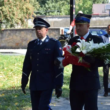 Kwiaty i zaduma w 86. rocznicę wybuchu wojny