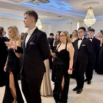 Odliczanie do matury rozpoczęło się eleganckim balem w LO Przedborzu