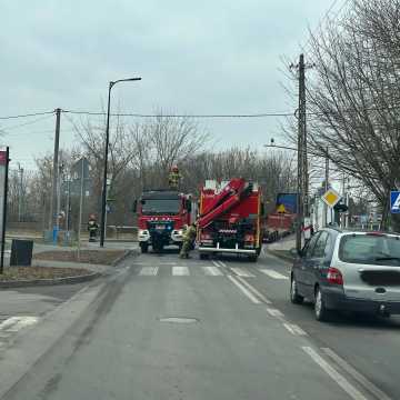 [WIDEO] Incydent na przejeździe kolejowym na ulicy Piłsudskiego w Radomsku: Unieruchomiona laweta z sprzętem leśnym