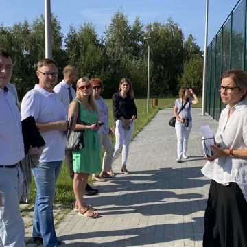 Wiceprezydent Andrysiak: nie ma planów likwidacji boiska do koszykówki na „gliniankach” w Radomsku