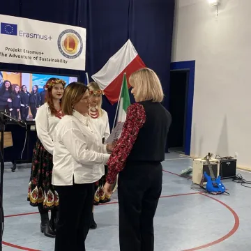 Certyfikaty wręczone, krakowiak zatańczony. Projekt Erasmus w 2 LO podsumowany