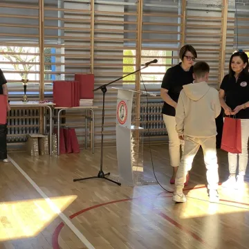 Foto budka, pokazy, poznawanie szkoły. Dzień  Otwarty w ZSP w Kamieńsku