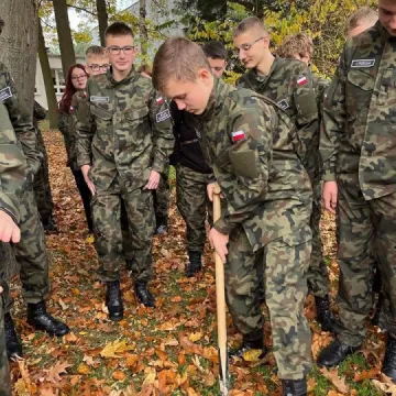 Uczniowie ZSDiOŚ w Radomsku zakopali kapsułę czasu