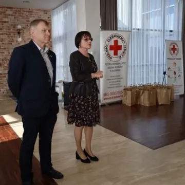 Świąteczne serca otwarte dla innych. Spotkanie PCK w Oranżerii