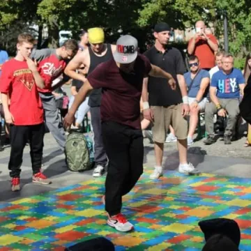 Taneczna wojna na placu 3 Maja