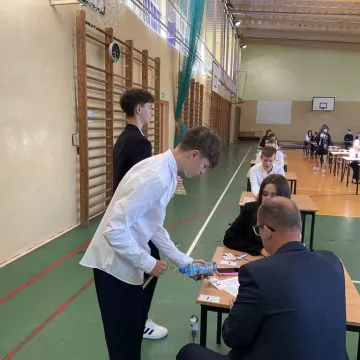 Polski na pierwszy ogień. Ósmoklasiści zaczynają egzaminy