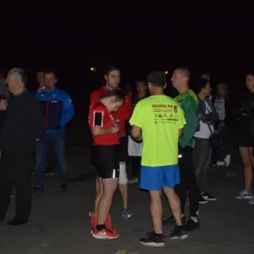 Nocne bieganie po placu targowym 