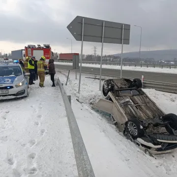 Na A1 dachował samochód. Kobieta jechała za szybko