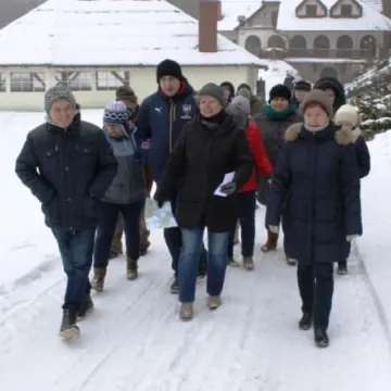 Spacer z mapą i kompasem