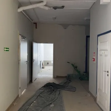 Trwa remont biblioteki w Radomsku. Zmienia się wnętrze i elewacja budynku