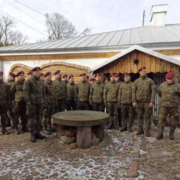 Wojskowi na historycznym spacerze po Przedborzu