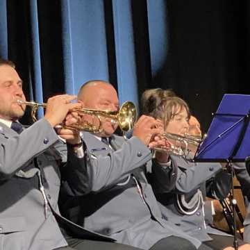 [WIDEO] Policyjna orkiestra wystąpiła w MDK w Radomsku z okazji Dnia Matki