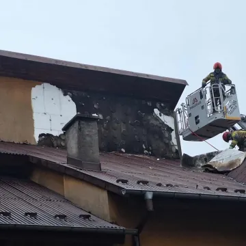 Ogień zajął poddasze i dach plebanii w Kamieńsku