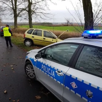 Corsa wjechała do rowu między Strzałkowem a Orzechówkiem