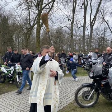 Tłumy motocyklistów i mieszkańców w Strzałkowie. Kolejna Moto Święconka za nami