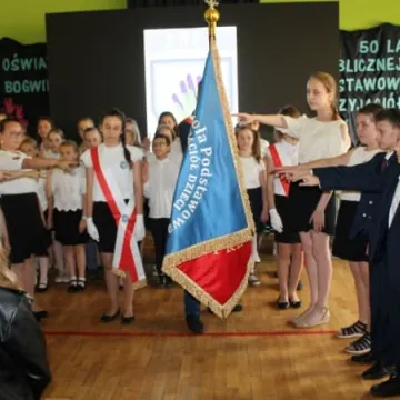 PSP 8 w Radomsku nadano imię „Przyjaciół Dzieci”. Uroczystości 50-lecia