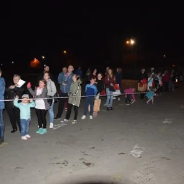 Nocne bieganie po placu targowym 