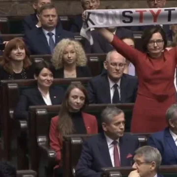 Posłanka Sowińska przekazała słynny szalik na aukcję WOŚP 