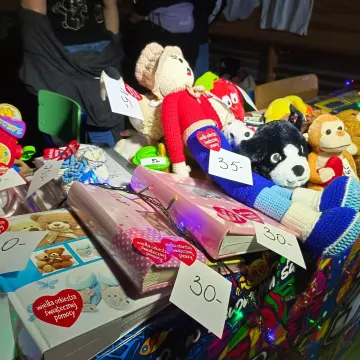 WOŚP 2023: W Gomunicach kwestuje m.in. wąż oraz legwan Stefan