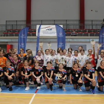 Siatkarska rywalizacja w hali powiatowej