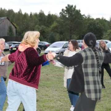 Jesienny piknik z KGW „Grzebień i Wyczesane”. Była pomoc, zabawa i integracja