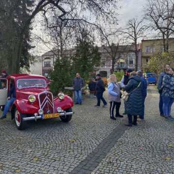 Zlot i parada zabytkowych samochodów w Święto Niepodległości w Radomsku