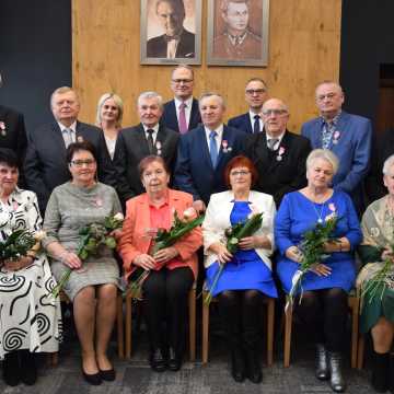 Uroczystość Złotych Godów: medale, kwiaty i odznaczenia