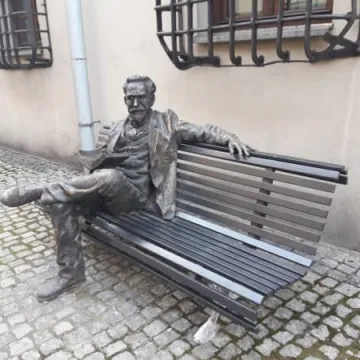 Ławeczka Reymonta już w Radomsku. Czeka na montaż