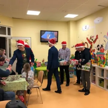 Mikołaj odwiedził dzieci w szpitalu