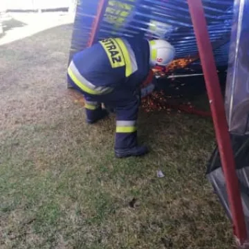 Silny wiatr poderwał blaszany garaż