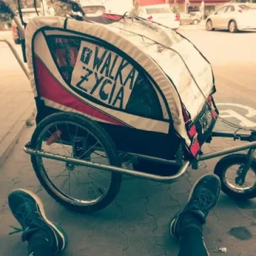 Biegnie, walczy, pomaga